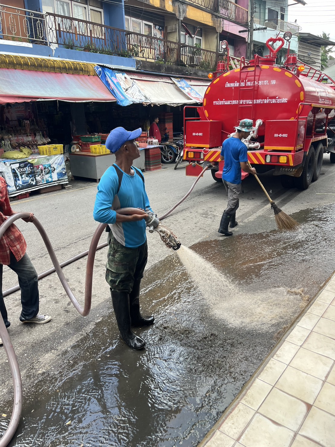 เทศบาลเมืองเวียงสระ ล้างทำความสะอาดตลาดสดเทศบาลและฉีดยาฆ่าเชื้อตลอดแนว ประจำเดือน มิถุนายน 2568