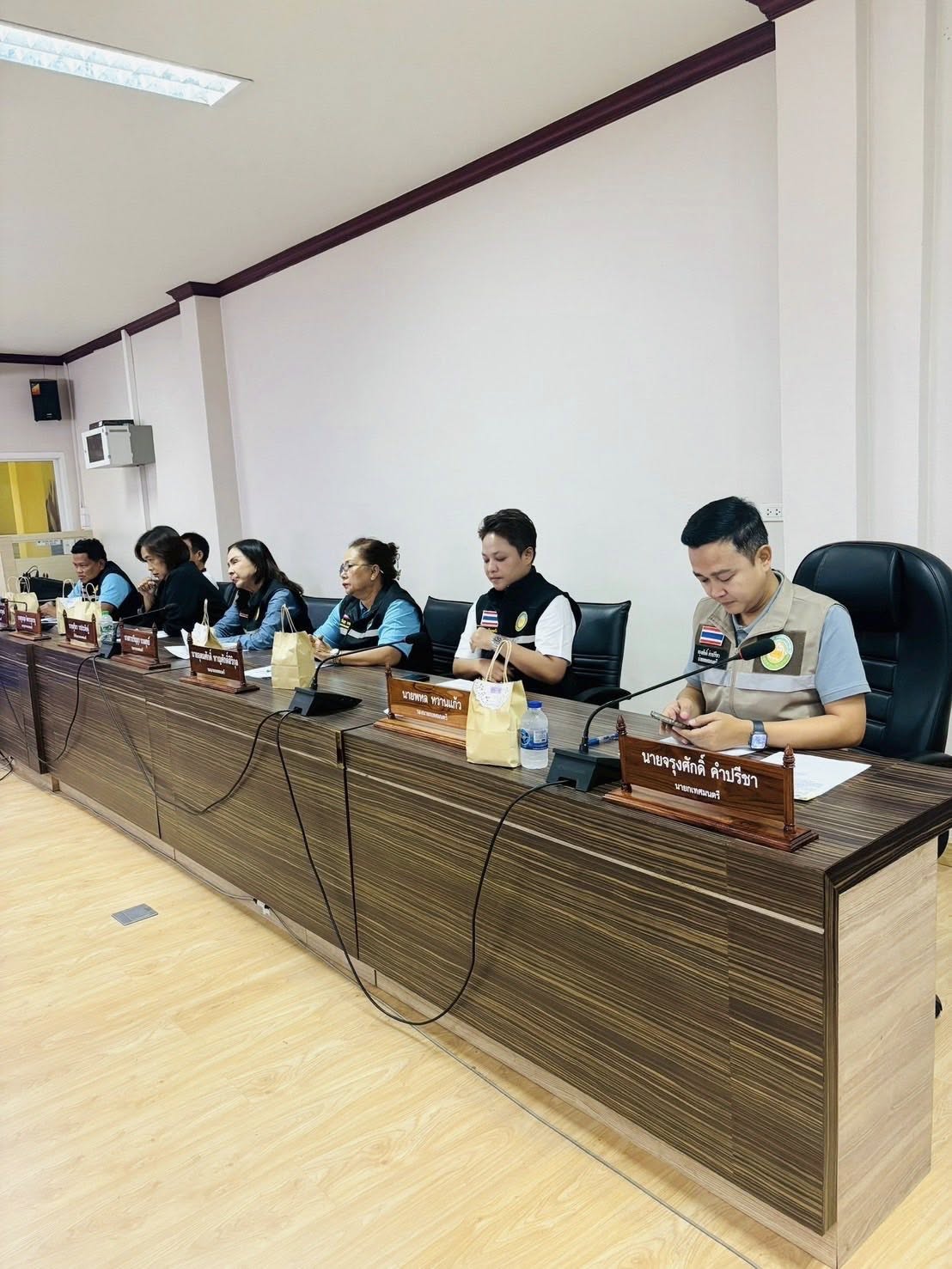 วันนี้เวลา 10.00 น.  เทศบาลเมืองเวียงสระ ได้จัดการประชุมโครงการจัดการแข่งขันกีฬาชุมชนสัมพันธ์ เทศบาลเมืองเวียงสระ ประจำปี พ.ศ.2568 โดยมีนายจรุงศักดิ์ คำปรีชา นายกเทศมนตรีเมืองเวียงสระ เป็นประธานในการประชุม พร้อมด้วยคณะผู้บริหาร สมาชิกสภาฯ ประธานกลุ่มชมรม ประธานชุมชน และตัวแทนจากรร.ในเขตเทศบาลเมืองเวียงสระ เข้าร่วมประชุมเพื่อจับสายการแข่งขันแต่ละประเภทกีฬา
📌โดยจะกำหนดการแข่งขันกีฬาชุมชนสัมพันธ์ เทศบาลเมืองเวียงสระในวันที่ 15-18 กรกฎาคม 2568 ณ สนามกีฬาเทศบาลเมืองเวียงสระ
-แบ่งการแข่งขันกีฬาเป็น 6 ประเภทกีฬา
   1.กีฬาฟุตบอล 7 คน
   2.กีฬาวอลเลย์บอลหญิง
   3.กีฬาแชร์บอลหญิง
   4.กีฬากรีฑา
   5.กีฬาเปตอง
   6.กีฬาพื้นบ้าน