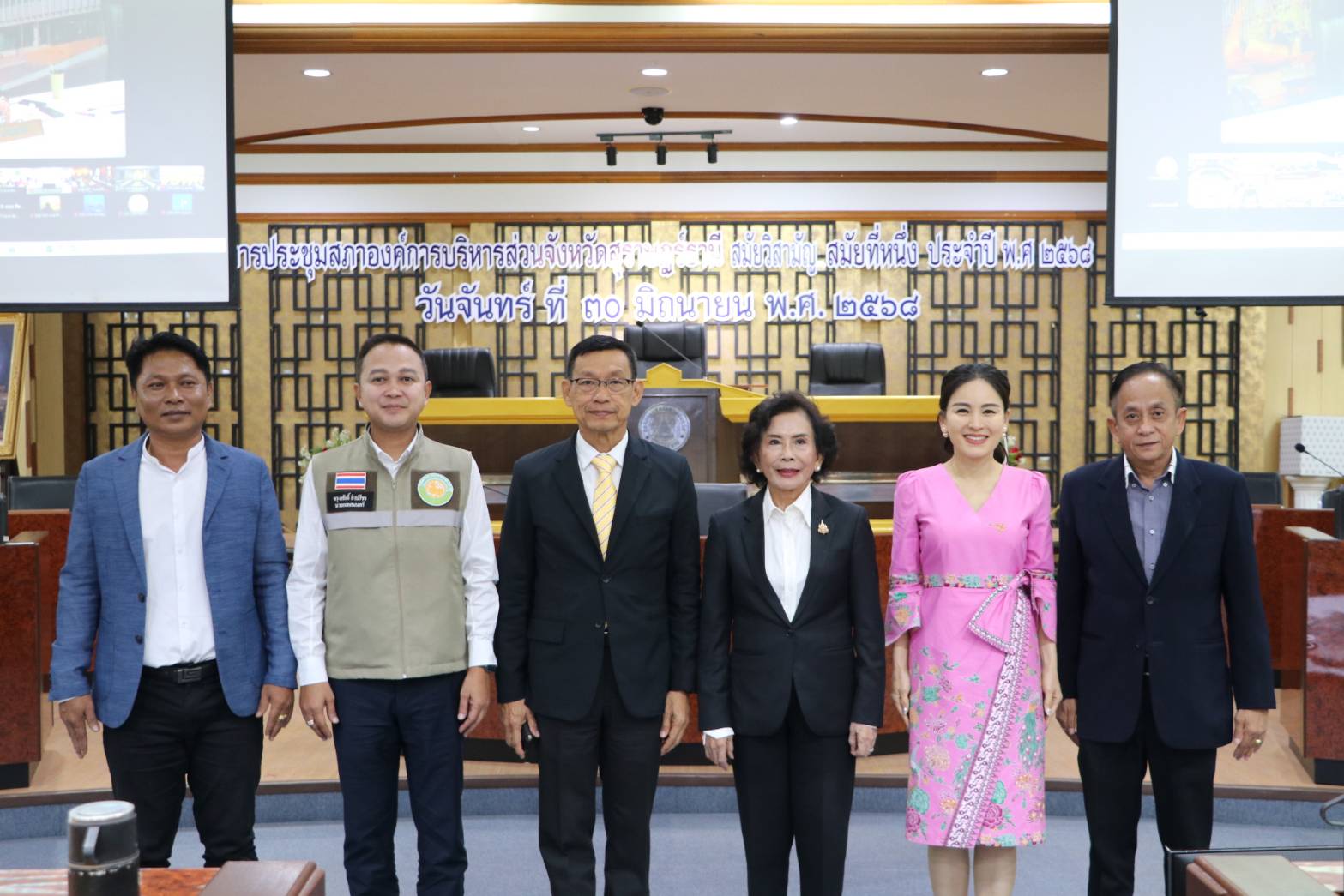 นายจรุงศักดิ์ คำปรีชา นายกเทศมนตรีเมืองเวียงสระ และ นายสุพจน์เดชอรุณ ปลัดเทศบาลเมืองเวียงสระ พร้อม นางอัญชลี พรหมจรรย์ หัวหน้าฝ่ายอำนวยการ และเจ้าหน้าที่ เข้าร่วมประชุมชี้แจงกับคณะกรรมาธิการวิสามัญพิจารณาร่างพระราชบัญญัติงบประมาณรายจ่าย ประจำปีงบประมาณ 2569 ผ่านสื่ออิเล็กทรอนิกส์ (Video Conference วิดีโอคอนเฟอเรนซ์)
ภาพ: อบจ.สุราษฎร์ธานี