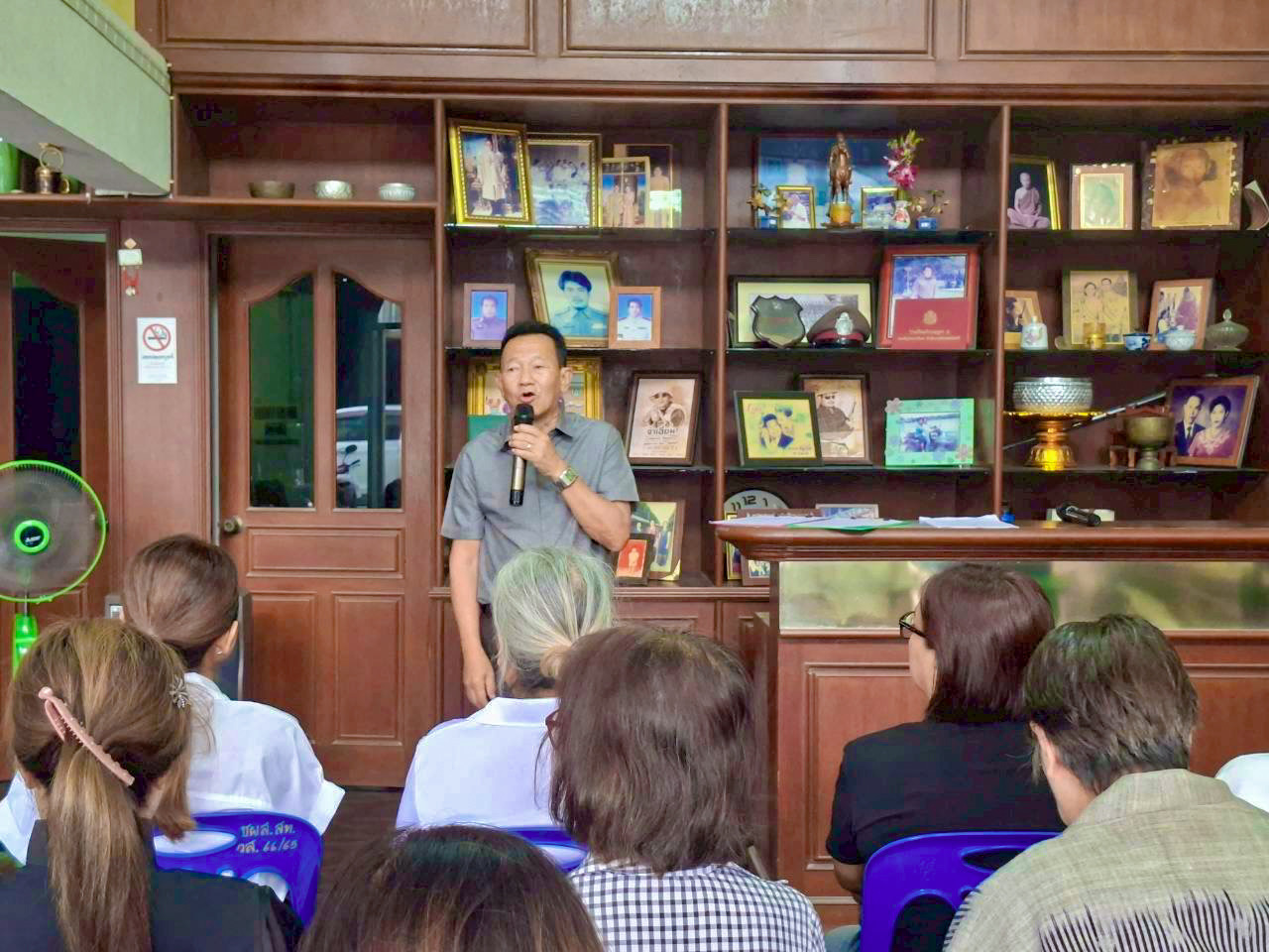 เทศบาลเมืองเวียงสระ โดยกองสวัสดิการสังคม จัดประชุมเชิงปฏิบัติการเพื่อคัดเลือกคณะกรรมการพัฒนาสตรีชุมชน ประจำปี 2568
โดยนายจรุงศักดิ์ คำปรีชา นายกเทศมนตรีเมืองเวียงสระ มอบหมายให้นายพหล หวานแก้ว รองนายกเทศมนตรี พร้อมเลขานุการ ที่ปรึกษานายกเทศมนตรี และสมาชิกสภาเทศบาล เข้าร่วมพบปะสมาชิกกลุ่มสตรีที่เข้าร่วมประชุม 
การประชุมมีวัตถุประสงค์เพื่อส่งเสริมให้สตรีในแต่ละชุมชนมีส่วนร่วมในการบริหารจัดการกิจกรรมพัฒนาสตรีระดับพื้นที่ และคัดเลือกคณะกรรมการพัฒนาสตรีชุมชนชุดใหม่ เพื่อเป็นตัวแทนขับเคลื่อนงานด้านการพัฒนาสตรี การส่งเสริมอาชีพ และการสร้างความเข้มแข็งของเครือข่ายสตรีในเขตเทศบาลเมืองเวียงสระ