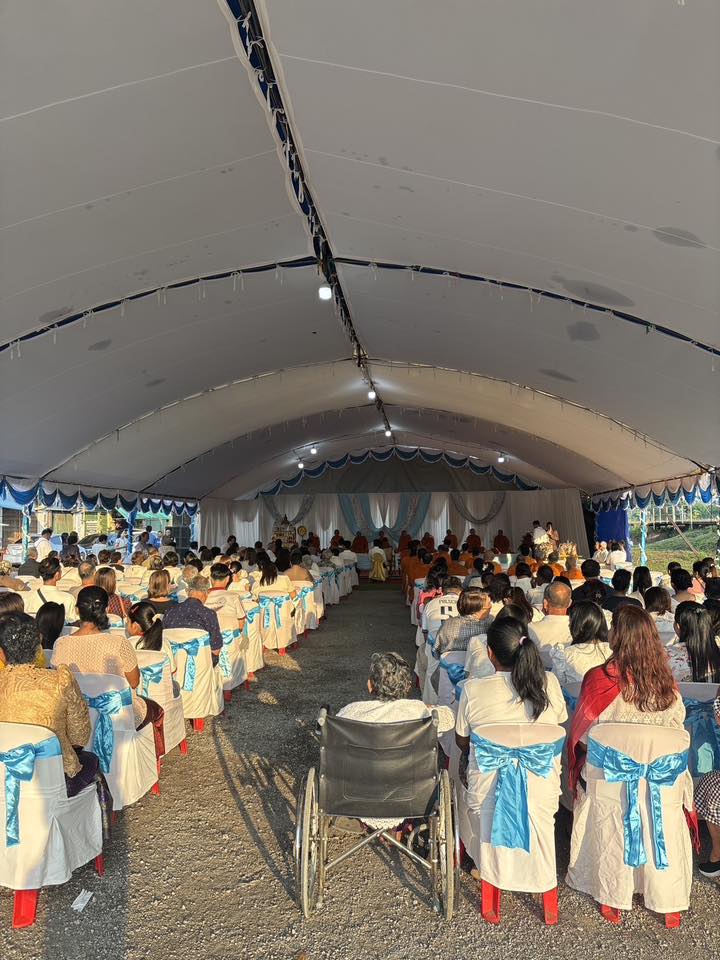 พิธีตักบาตรข้าวสารอาหารแห้ง หลังสถานีรถไฟบ้านส้อง