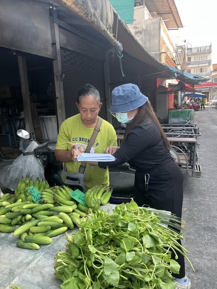 เจ้าหน้าที่กองสาธารณสุขและสิ่งแวดล้อม เทศบาลเมืองเวียงสระ ลงพื้นที่ แนะนำผู้ประกอบการ เกี่ยวกับการดำเนินการ ต่ออายุใบอนุญาตการจำหน่ายสินค้าในที่หรือทางสาธารณะ บริเวณตลาดเย็น (ถนนสุขาภิบาล 3)
เพื่ออำนวยความสะดวกให้ผู้ประกอบการสามารถดำเนินการได้อย่างถูกต้อง เป็นระเบียบเรียบร้อย และสอดคล้องตามหลักเกณฑ์ที่กำหนด