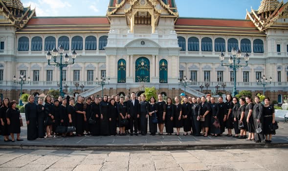 เข้ากราบถวายบังคมพระบรมศพ สมเด็จพระนางเจ้าสิริกิติ์ พระบรมราชินีนาถ พระบรมราชชนนีพันปีหลวง ณ พระที่นั่งดุสิตมหาปราสาทในพระบรมมหาราชวัง
พร้อมรับประทานอาหารกลางวันและอาหารเย็น