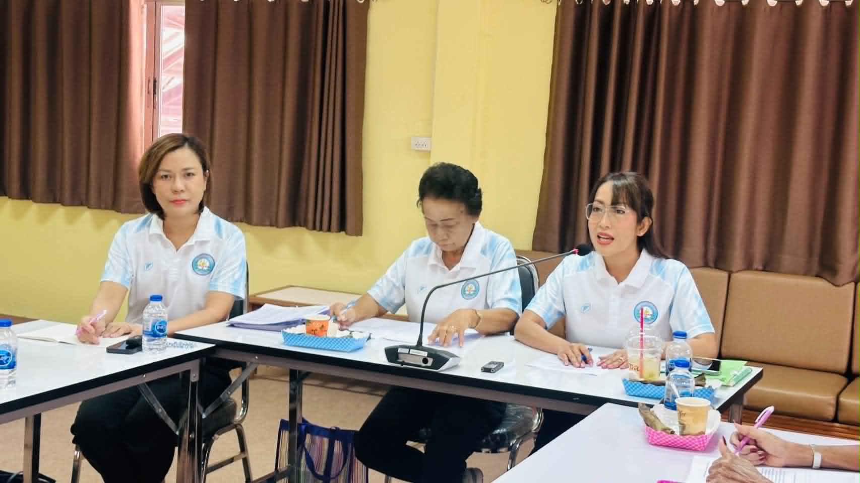 “ร่วมสร้างสังคมแห่งการดูแล ด้วยพลังสตรีเมืองเวียงสระ”
        10 มิถุนายน 2569 คณะกรรมการพัฒนาสตรีเทศบาลเมืองเวียงสระ จัดประชุมประจำเดือนมิถุนายน 2569 โดยนางอรอุมา คำปรีชา ประธานกรรมพัฒนาสตรีฯ เป็นประธานในการประชุม
        ในการประชุมดังกล่าว มีวาระการประชุมที่สำคัญได้แก่ การกำหนดจัดกิจกรรมที่เกี่ยวเนื่องกับการดูแลสุขภาพของกลุ่มสตรีฯ, การพิจารณาให้ความช่วยเหลือผ้าอ้อมสำเร็จรูปแก่กลุ่มเปราะบาง, พิจารณารูปแบบการจัดประชุมประจำปีของกลุ่มสตรี เป็นต้น
         คณะกรรมการพัฒนาสตรีเทศบาลเมืองเวียงสระ ยังคงมุ่งมั่นที่จะดำเนินกิจกรรมที่เป็นประโยชน์ต่อกลุ่มสตรี และร่วมสร้างสังคมแห่งการดูแลควบคู่กับเทศบาลเมืองเวียงสระ