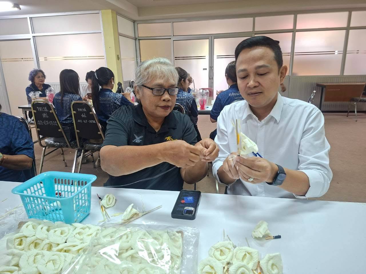 เทศบาลเมืองเวียงสระร่วมใจประดิษฐ์ดอกไม้จันทน์แสดงความจงรักภักดีงานพระราชพิธีสำคัญ
​
      นายจรุงศักดิ์ คำปรีชา (นายกจอม) นายกเทศมนตรีเมืองเวียงสระ  ร่วมประดิษฐ์ดอกไม้จันทน์ พร้อมมอบกำลังใจให้แก่กลุ่มพัฒนาสตรีเทศบาลเมืองเวียงสระและประชาชนจิตอาสา ที่ร่วมแรงร้อยดวงใจประดิษฐ์ดอกไม้จันทน์ ณ ห้องประชุมเทศบาลเมืองเวียงสระ อาคารป้องกันและบรรเทาสาธารณภัย ชั้น 2
​      การจัดกิจกรรมในครั้งนี้ เทศบาลเมืองเวียงสระ ได้ร่วมกับ คณะกรรมการพัฒนาสตรีเทศบาลเมืองเวียงสระ เปิดพื้นที่ให้สตรีและประชาชนในเขตเทศบาล ได้ร่วมเป็นส่วนหนึ่งในการทำความดีด้วยหัวใจ ประดิษฐ์ดอกไม้จันทน์ด้วยความประณีตและความตั้งใจจริง เพื่อเตรียมความพร้อมสำหรับใช้ในพิธีถวายดอกไม้จันทน์เนื่องในงานพระราชพิธีถวายพระเพลิงพระบรมศพ สมเด็จพระนางเจ้าสิริกิติ์ พระบรมราชินีนาถ พระบรมราชชนนีพันปีหลวง
เพื่อน้อมรำลึกในพระมหากรุณาธิคุณอย่างหาที่สุดมิได้
