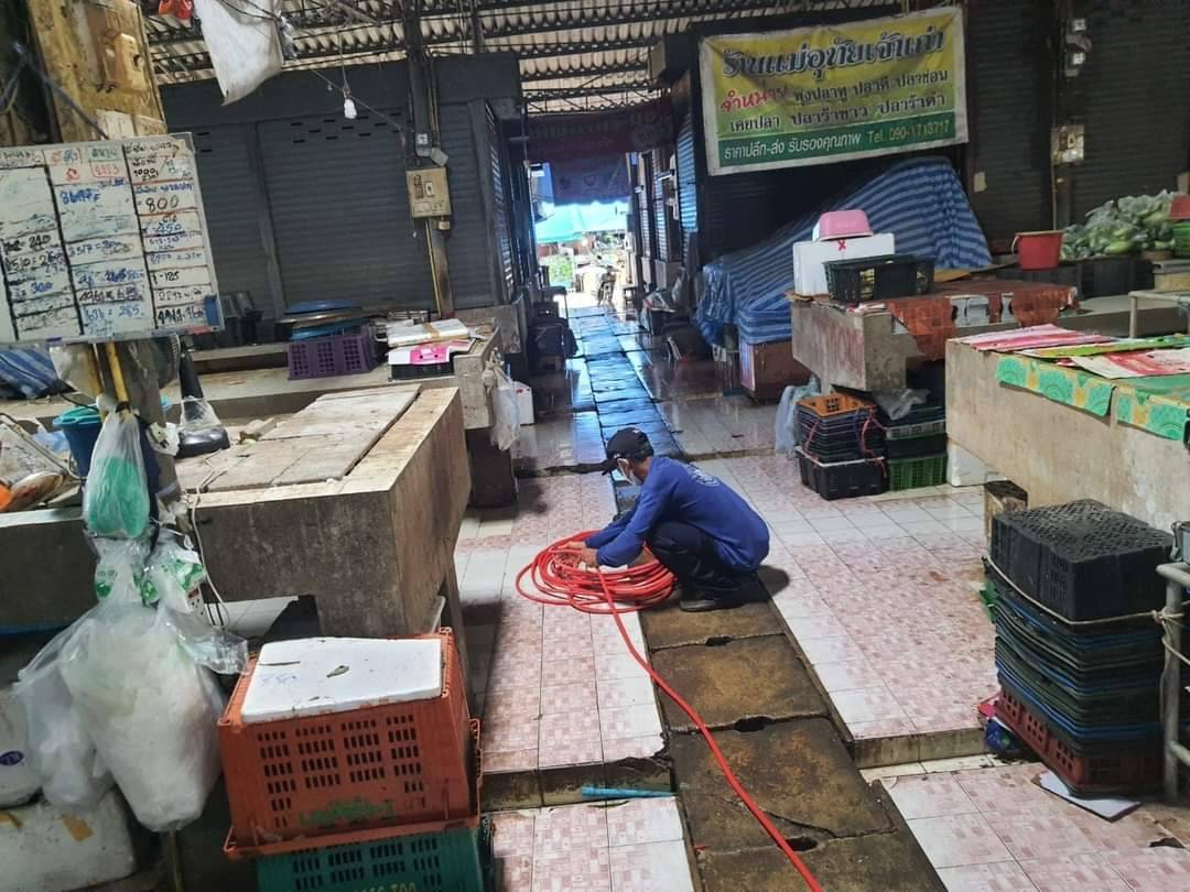 เทศบาลตำบลเวียงสระทำการพ่นน้ำยา<br> ฉีดล้างตลาดสดเทศบาล