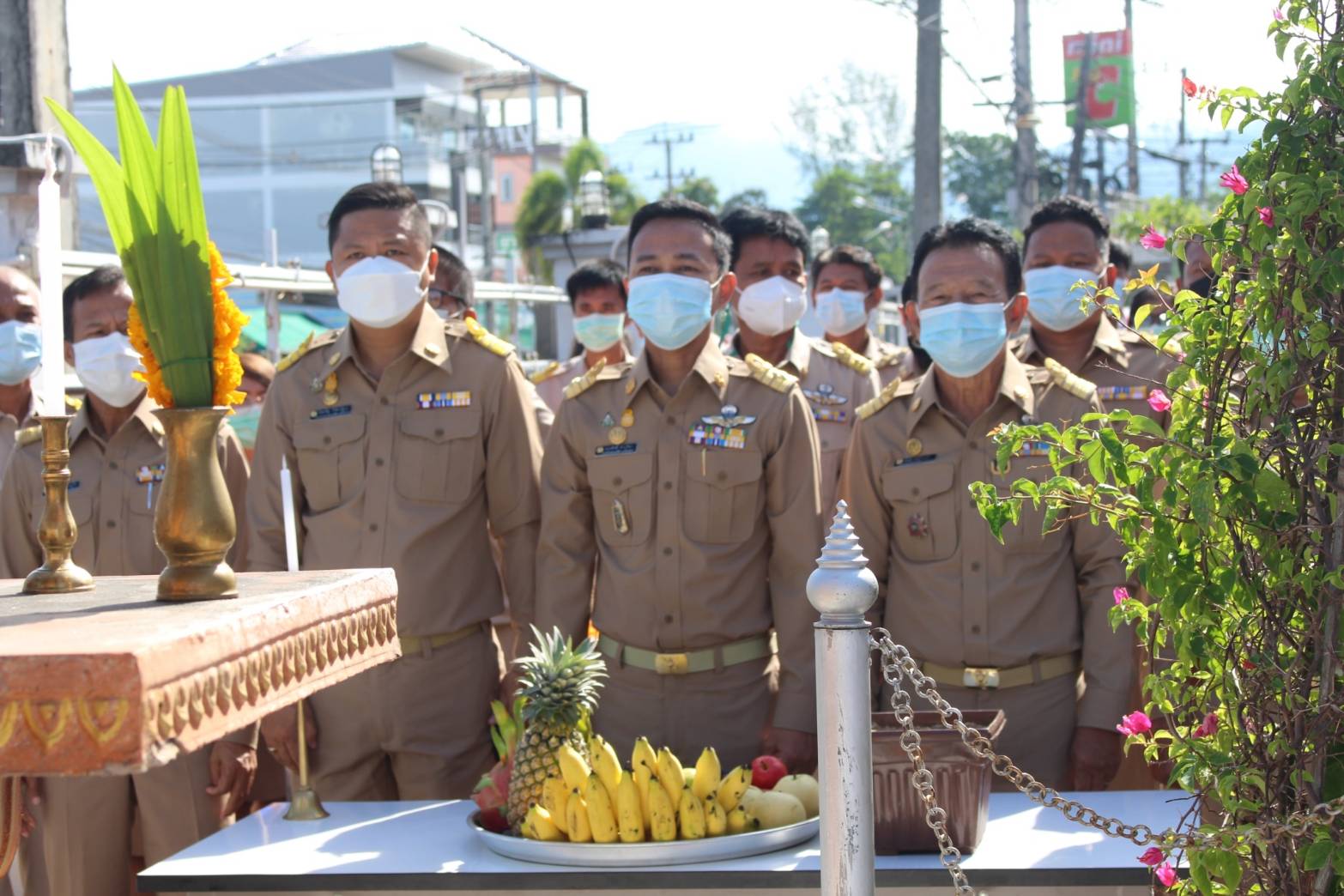 นายจรุงศักดิ์ คำปรีชา นายกเทศมนตรีตำบลเวียงสระ<br>พร้อมด้วยคณะผู้บริหารเทศบาล หัวหน้าส่วนราชการ<br>ร่วมไหว้ศาลพระภูมิ เพื่อเป็นสิริมงคล