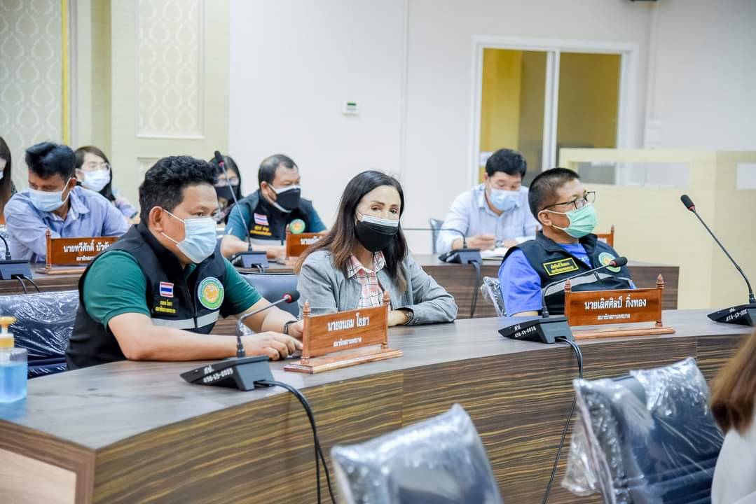 การประชุมผู้บริหาร สมาชิกสภาเทศบาล ร่วมด้วย<br>เจ้าหน้าที่ เพื่อจัดทำร่างแผนพัฒนาท้องถิ่น 