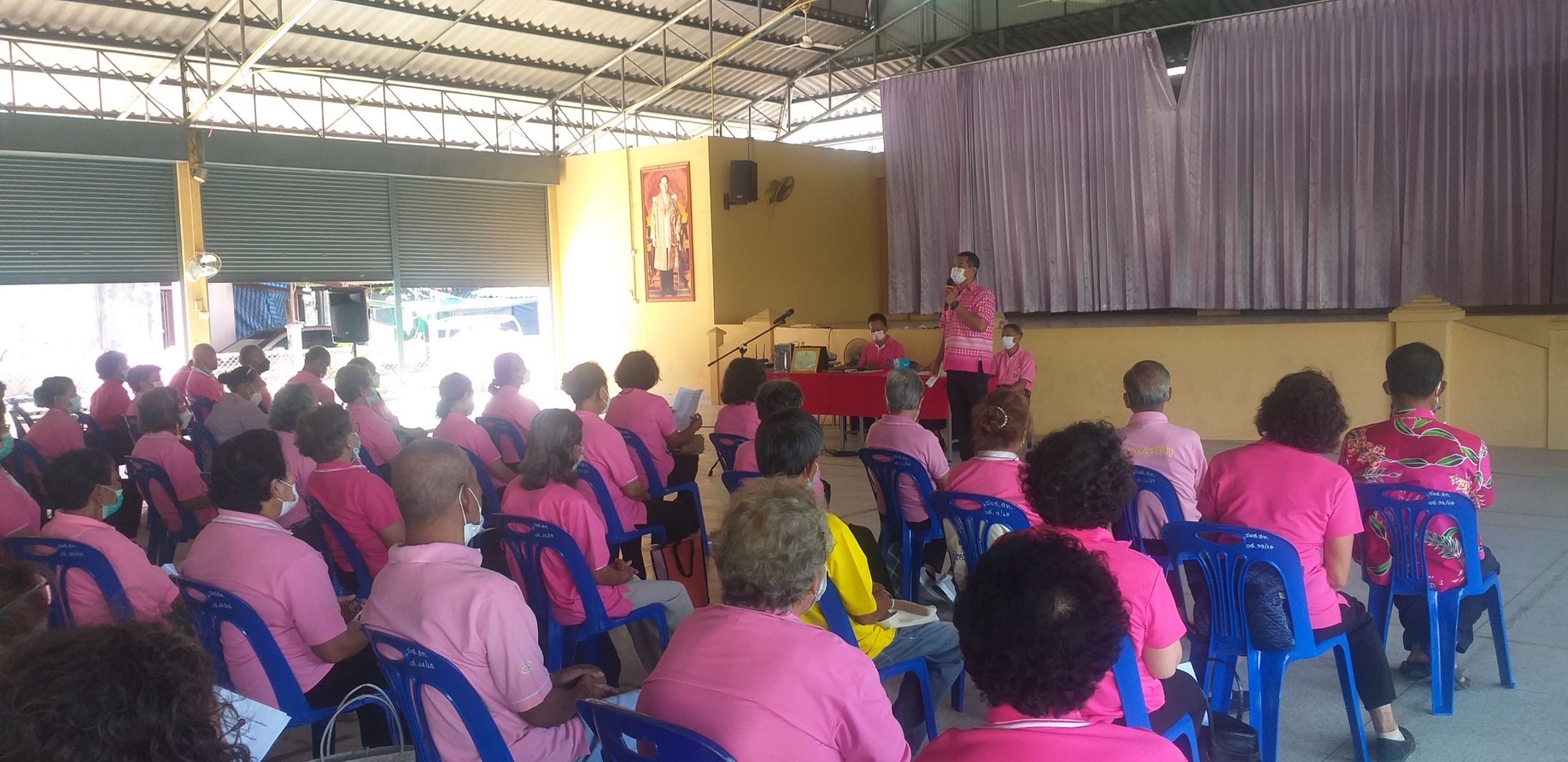 ผู้อำนวยการกองสวัสดิการสังคม พบปะสมาชิกชมรมผู้สูงอายุ ในการประชุมครั้งแรกหลังจากสถานการณ์โควิดลดการระบาดลง ทั้งนี้ ได้รับแจ้งจากประธานและคณะกรรมการชมรมว่า ในการประชุมใหญ่สามัญประจำปี