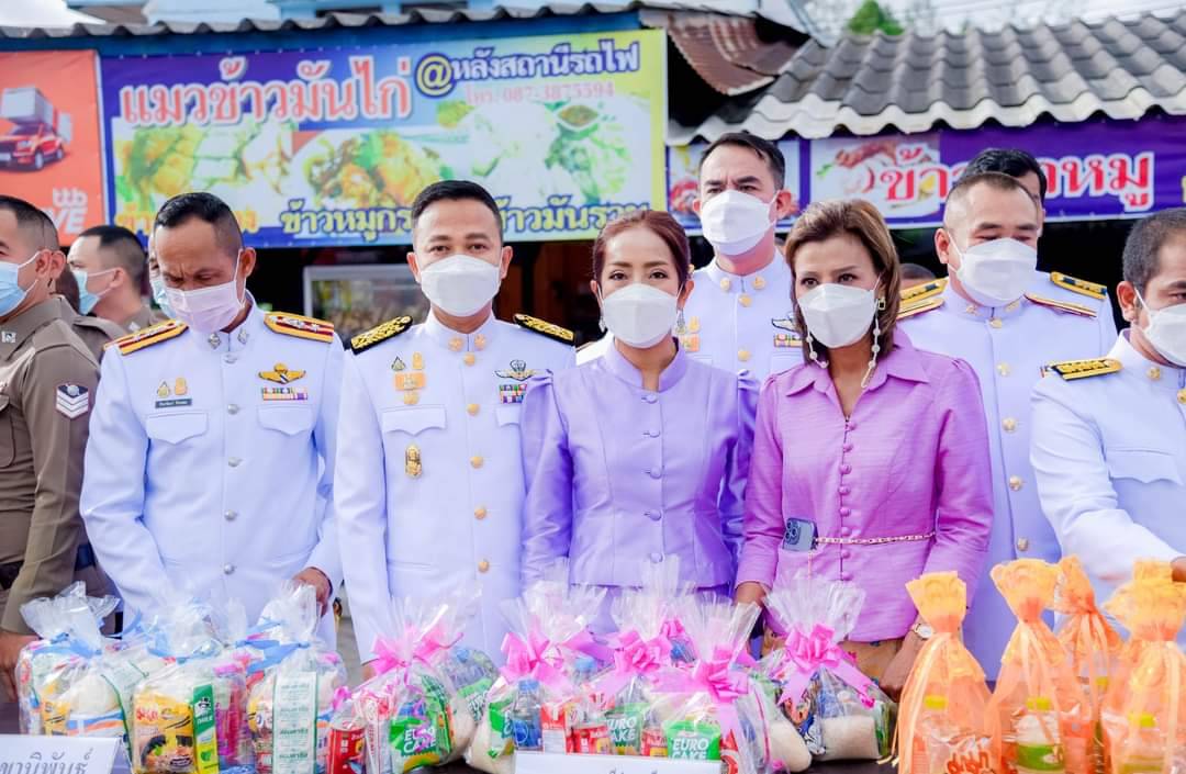 เนื่องในวันเฉลิมพระชนมพรรษา สมเด็จพระนางเจ้าพระบรมราชินี พิธีทำบุญตักบาตรถวายพระราชกุศล ข้าวสารอาหารแห้ง ณ หลังสถานีรถไฟบ้านส้อง