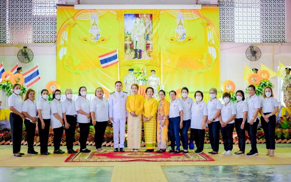 พิธีถวายเครื่องราชสักการะและวางพานพุ่ม และจุดเทียนถวายพระพรชัยมงคล ณ โรงเรียนเวียงสระ