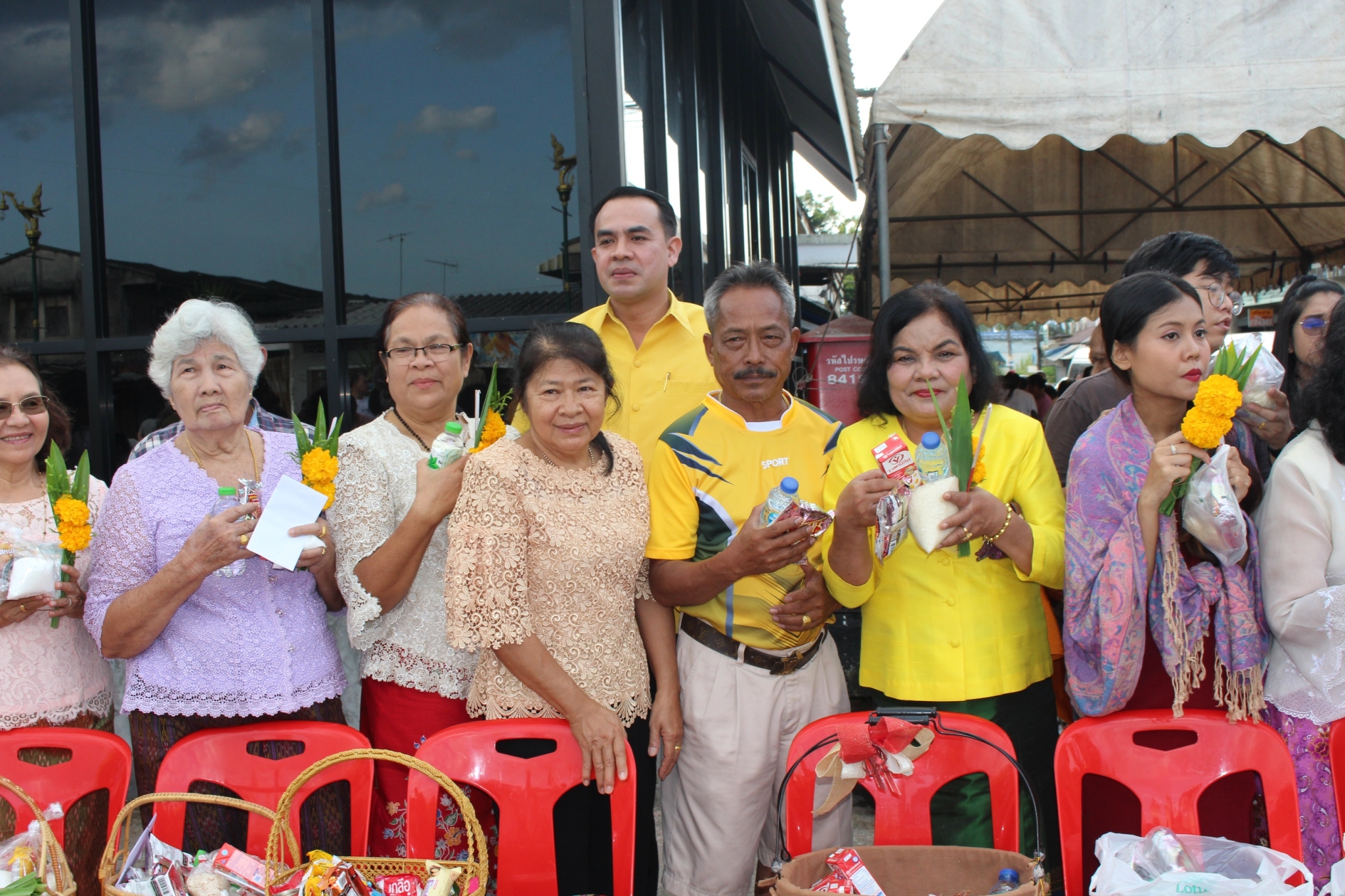 ตักบาตรข้าวสารอาหารแห้งหลังสถานีรถไฟบ้านส้อง <br>เนื่องในวันขึ้นปีใหม่ 2563