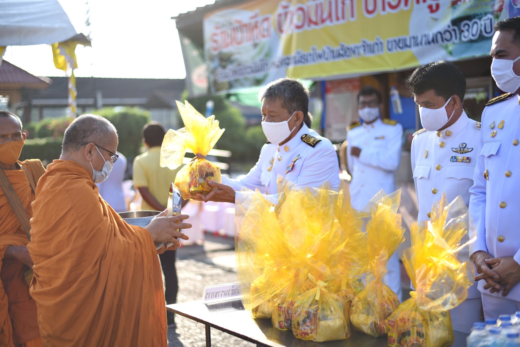 กิจกรรมเฉลิมพระเกียรติเนื่องในวันเฉลิมพระชนมพรรษาสมเด็จพระเจ้าอยู้หัว ประจำปี2563 วันอังคาร ที่28 กรกฎาคม 2563 ช่วงเช้าทำบุญตักบาตรข้าวสารอาหารแห้ง ณ หลังสถานีรถไฟบ้านส้อง ช่วงสาย พิธีลงนามถวายพระพรชัยมงคล ณ หอประชุมโรงเรียนเวียงสระ